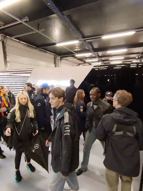 乔治拉塞尔与F1电影演员Damson Idris银石互动花絮曝光