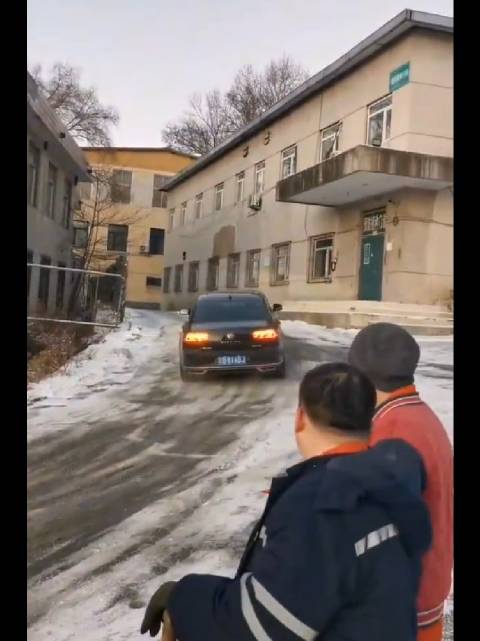 北方今冬首场大雪引发爬雪坡大赛，后驱电驱车遇挑战