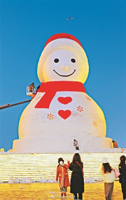 哈尔滨23.8米雪人先生与19米网红雪人成游客打卡神器