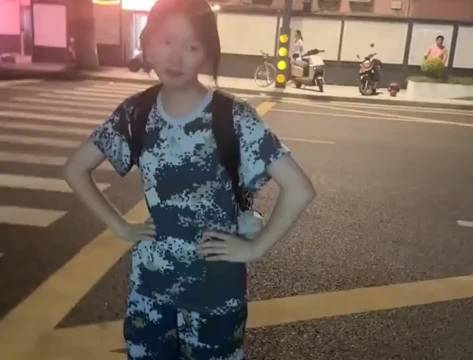 父亲为防女儿被黄毛吸引，染黄发骑摩托接放学