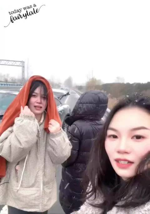 四女子雪天快车道拍视频未撤离引安全警示