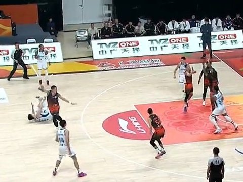 陶汉林垫脚纪卓违体犯规引刘维伟暴怒 冲到球场内质疑裁判吃T