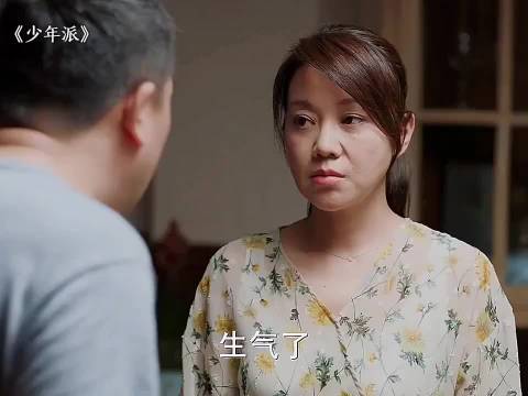 半夜觉得脖子好勒，一睁眼老公拿个绳子在勒她脖子