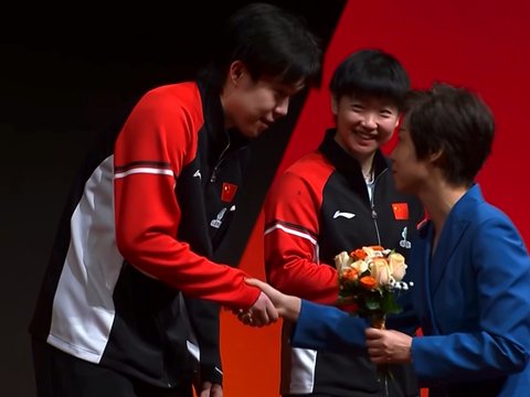 混双颁奖！莎头夺亚军超开心，莎莎与张怡宁乐趣洽谈，合影太暖心