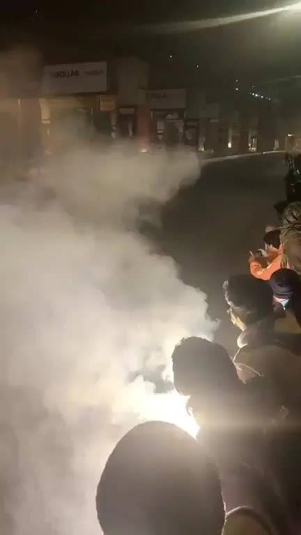 梅西抵印度为20米高雕像揭幕，加尔各答机场球迷挤爆