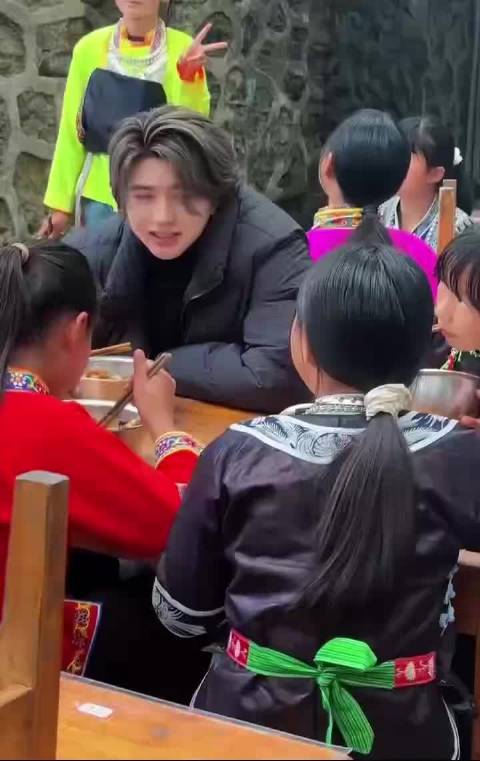 蔡徐坤赴贵州山区开展公益活动