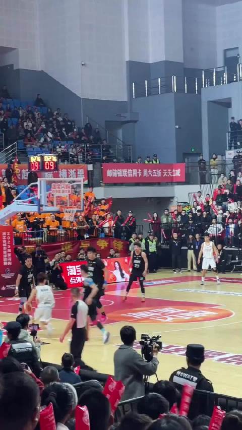 我还以为那个金毛是李梦呢