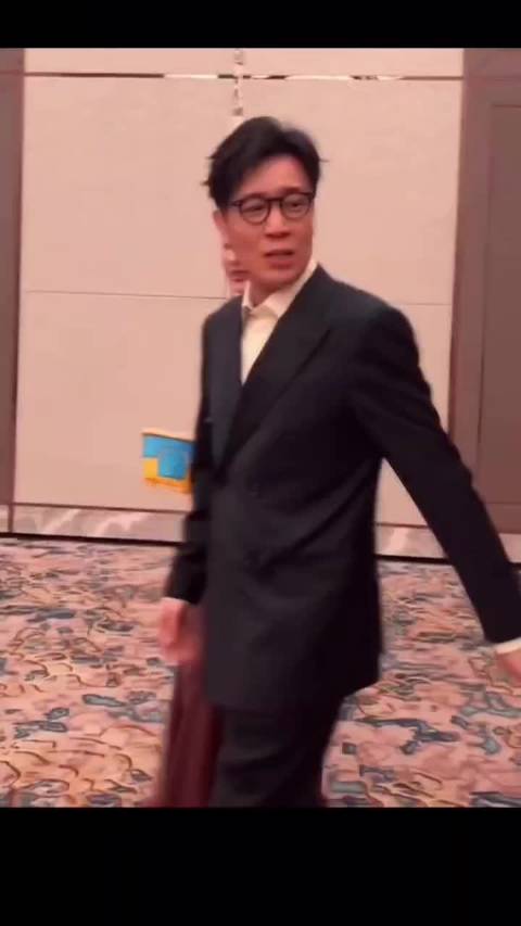 西装革履，气场全开！这款经典深色西装，完美诠释绅士魅力！