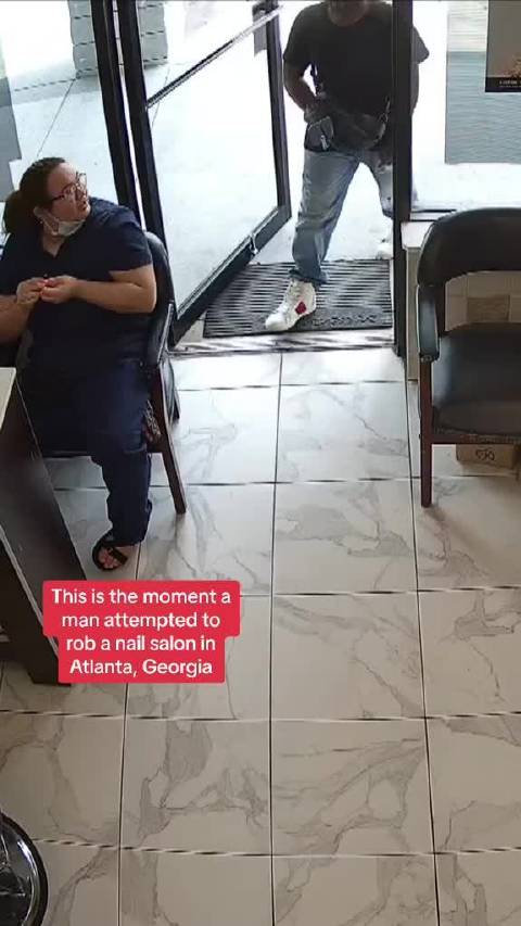 黑人持枪抢劫美甲店遭亚特兰大姐妹反击
