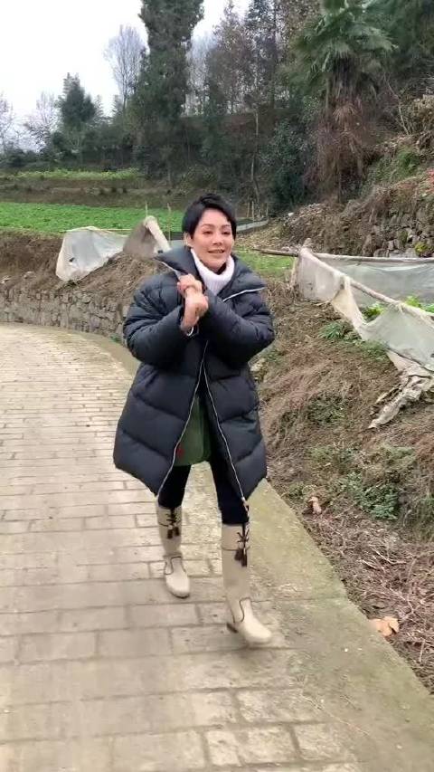 宁静回到自己家乡太接地气了！宁静在香港拍戏都住向太家