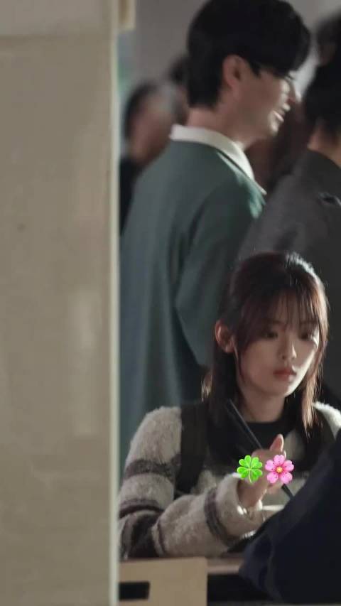 杨超越郑雨学姐淡淡的忧伤的在嗦面条，可爱