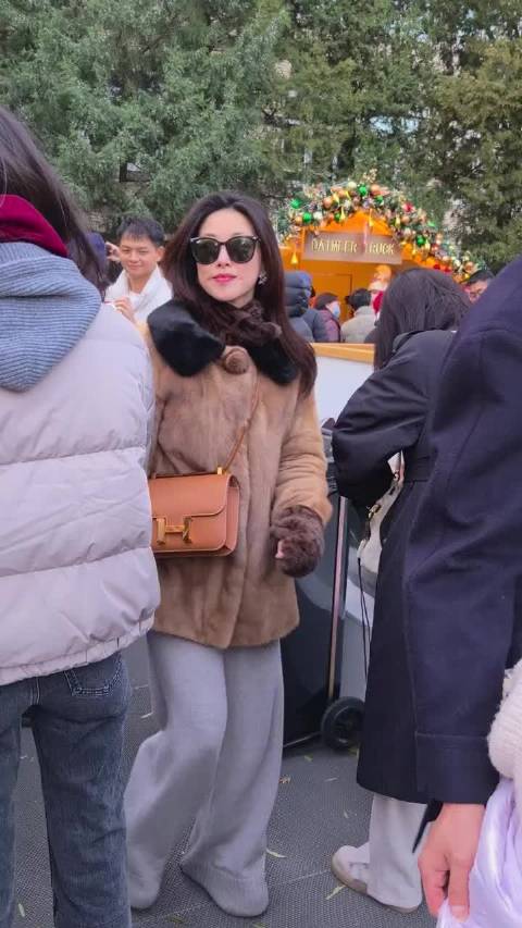 网友偶遇朱珠，梨涡明显穿搭随性