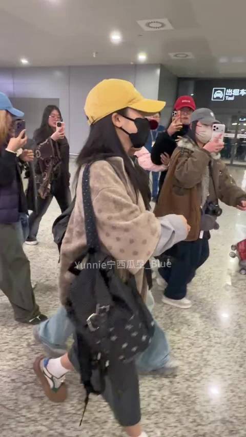 哈哈哈哈粉丝带着同款帽子接机沈月