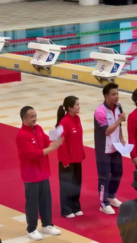 中国跳水队澳门汇演，陈若琳真漂亮啊，陈芋汐被现场粉丝喊口号喊的不好意思了