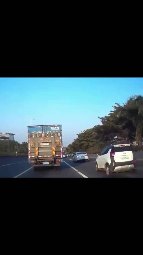 逗死 我想说这个货车司机是识货的，因为迈巴赫S级差不多能买20台奇瑞小蚂蚁