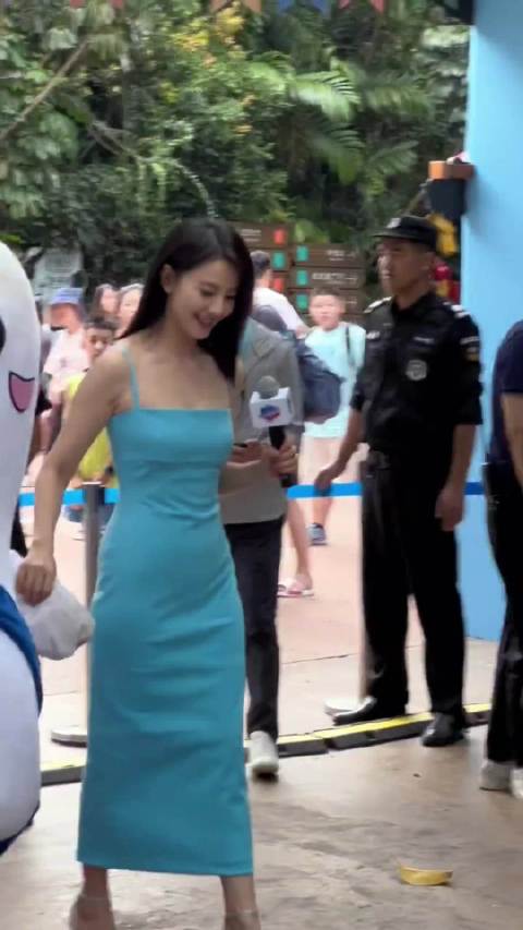高圆圆广东长隆舒肤佳活动现场，蓝色紧身吊带长裙造型