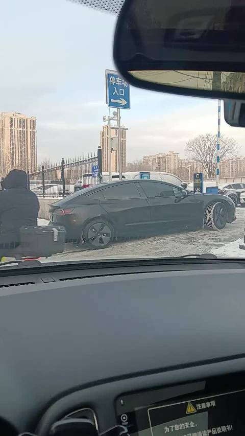 下雪天，后驱确实不好开啊 你的后驱车雪天怎么开？