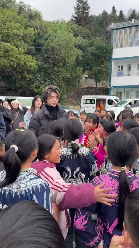 蔡徐坤被小朋友热情拥抱