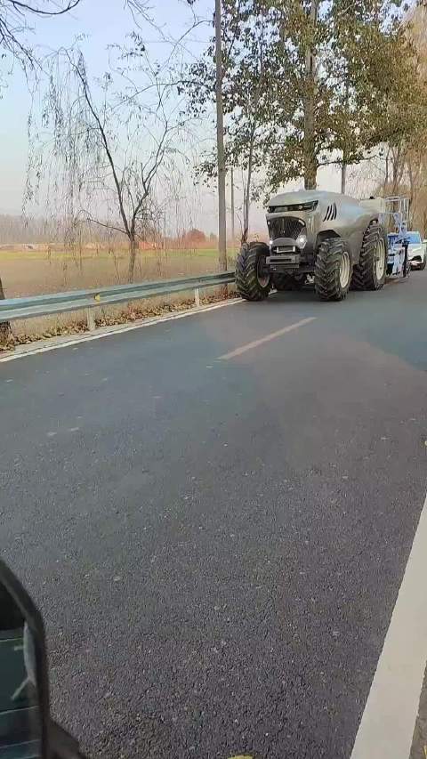 拖拉机中的战斗机！