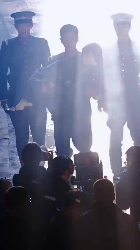 丞磊徐若晗《玉簟秋》逆光公主抱路透，宿命感拉满，好有感觉啊！