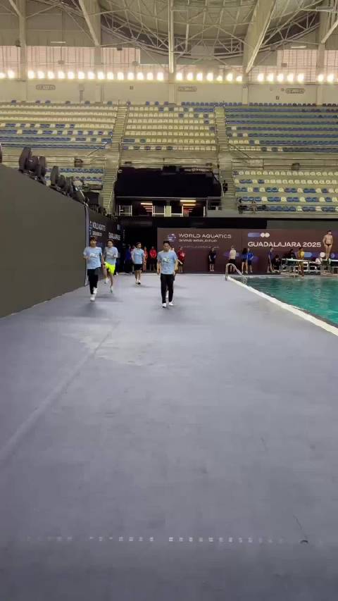 该用什么词形容中国跳水队的热身活动呢？ 大家评论区见！ 陈艺文昌雅妮