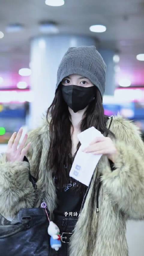 最近才发现杨超越不仅脸长得好看，身材也很好，太喜欢她笑起来的样子了