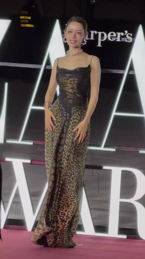 吉娜强忍微笑，其实都打哆嗦了