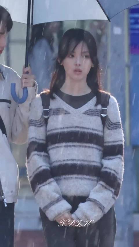 杨超越新剧《今天是太阳雨》路透也太有氛围感了吧，想和郑雨淋雨一起走