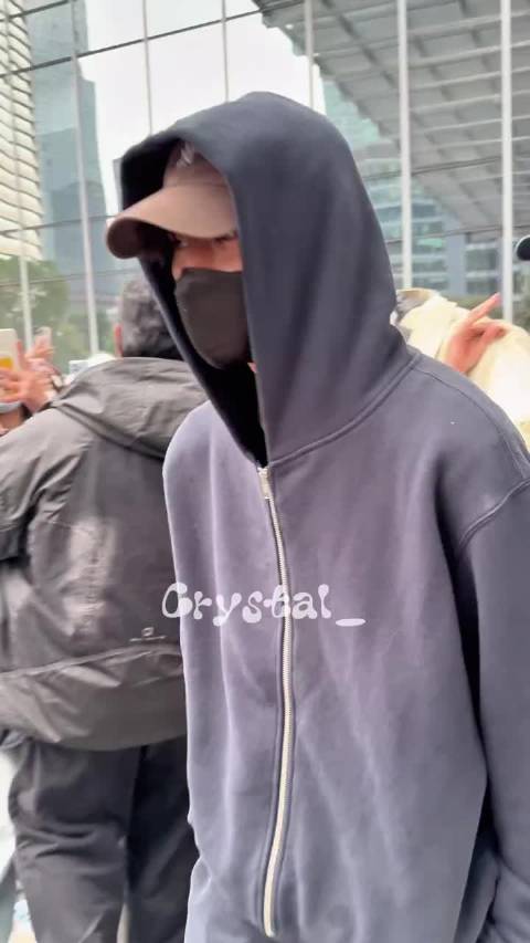 周翊然探班阿禅剧组，还请剧组的人喝了奶茶，周翊然人帅心善啊