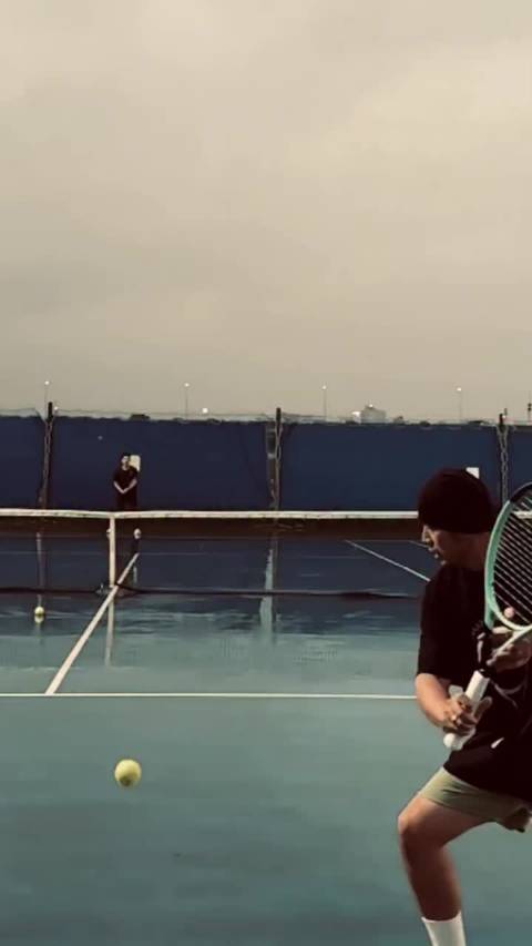 周杰伦雨中打球秀单反，你们觉得打得怎么样？