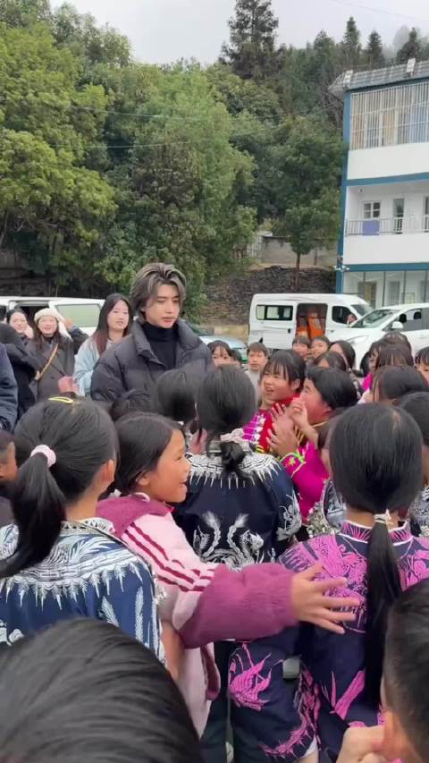 蔡徐坤赴贵州山村小学公益行受学生欢迎