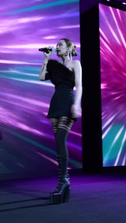 钢琴家妻子吉娜跨界唱歌当网红引热议