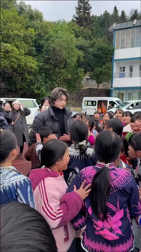 等我小了我也要贴在蔡徐坤的胸肌上