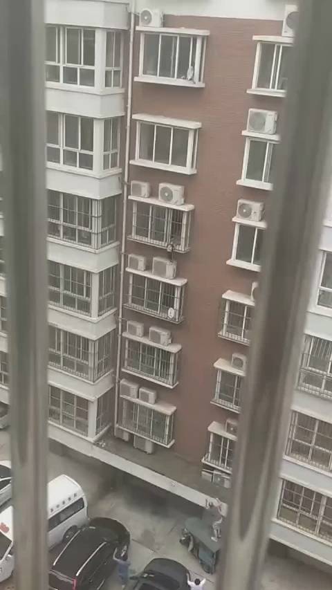 蜘蛛侠徒手攀楼救下被困窗外男孩