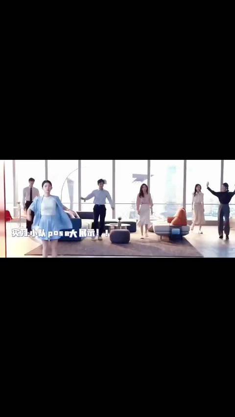 要不这俩人绝配呢，谁家好男女主摆pose是翻跟头来了~还这么同步