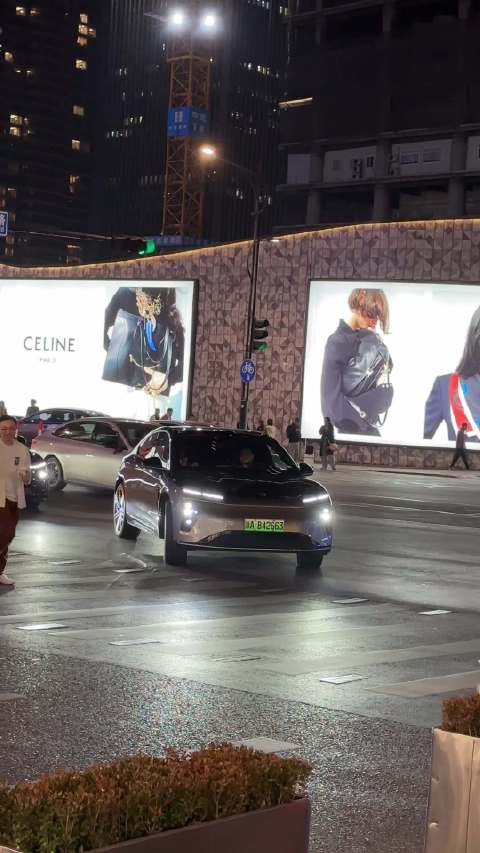 蔚来ET9可以一边跳一边行驶啊，行走的显眼包啊