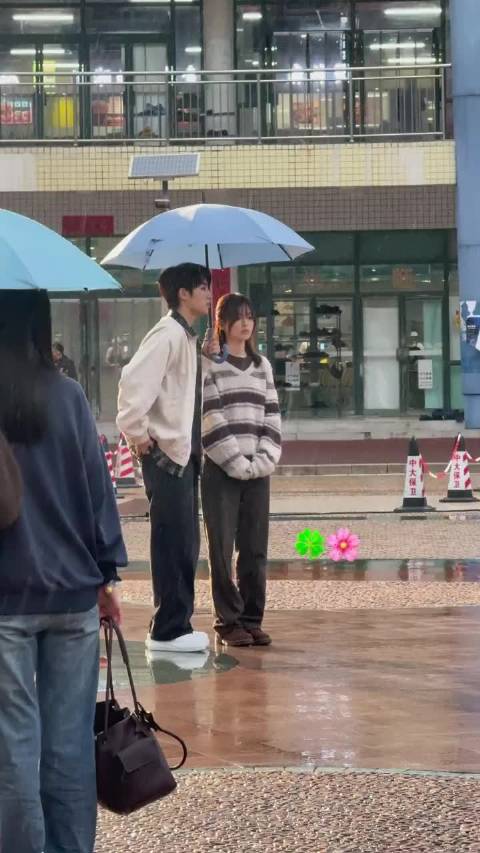 今天的确是太阳雨~杨超越董思成男女主终于同框了，cp感还是很搭的！