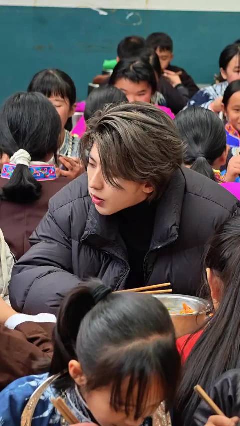 蔡徐坤现身贵州丹寨做公益，与山区孩子们共进午餐！