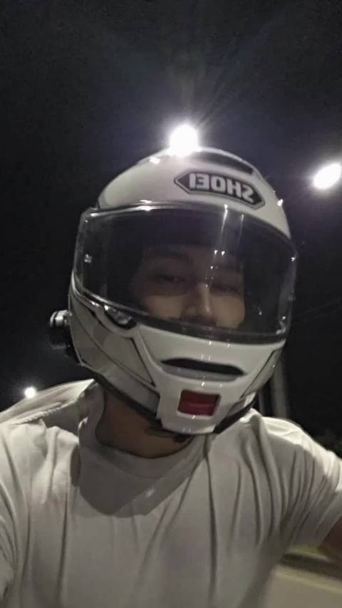 我从外面回来坐个摩的冷的不行进屋刷ig看他飙摩托