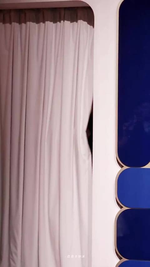 李冰冰深V黑裙亮相上海状态惊艳，52岁风采依旧