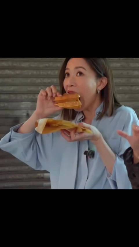 完全萌宝来的 忘了干杯的讶异表情太可爱了 佘诗曼