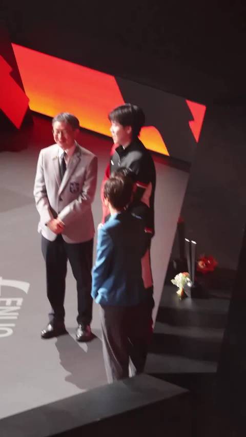 孙颖莎赛后与张怡宁热聊，复盘关键局争议球