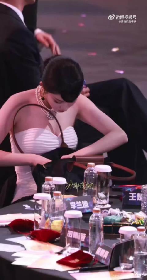 王楚然尖叫之夜内场饭拍，楚然以后要一路走花路啊