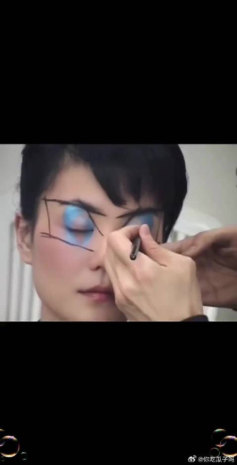 王菲蓝色几何线条妆亮相舞台，神秘空灵诠释独特气质