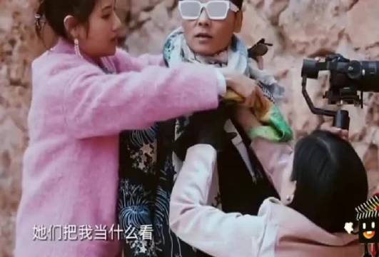 张晋被三个女人随意摆弄 这性格太好了