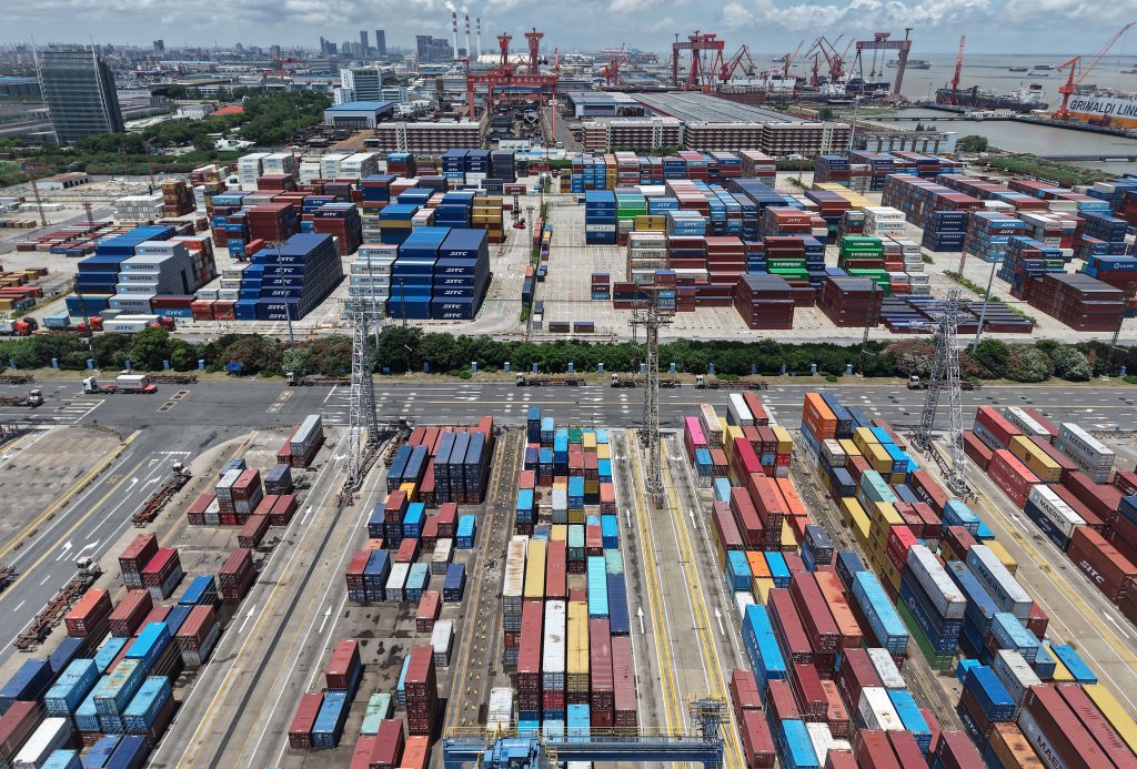 2025年8月12日，上海港外貿集裝箱碼頭繁忙作業。視覺中國 圖