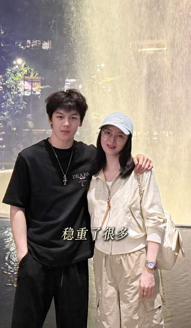 王艳晒19岁儿子近照：小时候“怕”他，现逆袭成大帅哥，母慈子孝