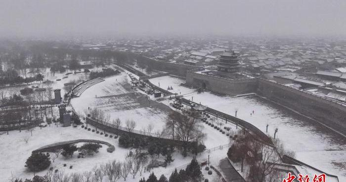 山西迎今冬首场降雪：雪落古城 大佛披银装
