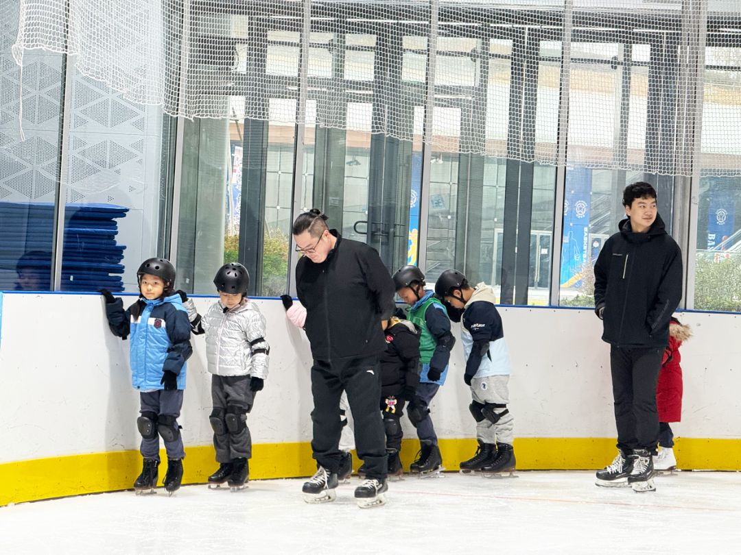 教練們帶初學者滑行