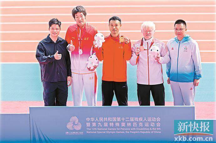 苏炳添现身残特奥会田径赛场 这次他是颁奖嘉宾